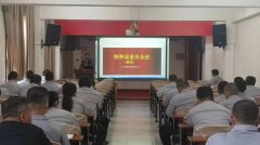 铝制家具以流利勾勒出利落轮廓